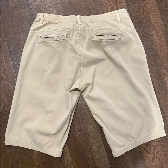 Orvis Bermuda length khaki tan shorts. Size 6 - Picture 2 of 5